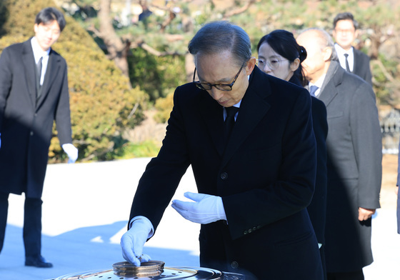 현충탑 분향하는 이명박 전 대통령
