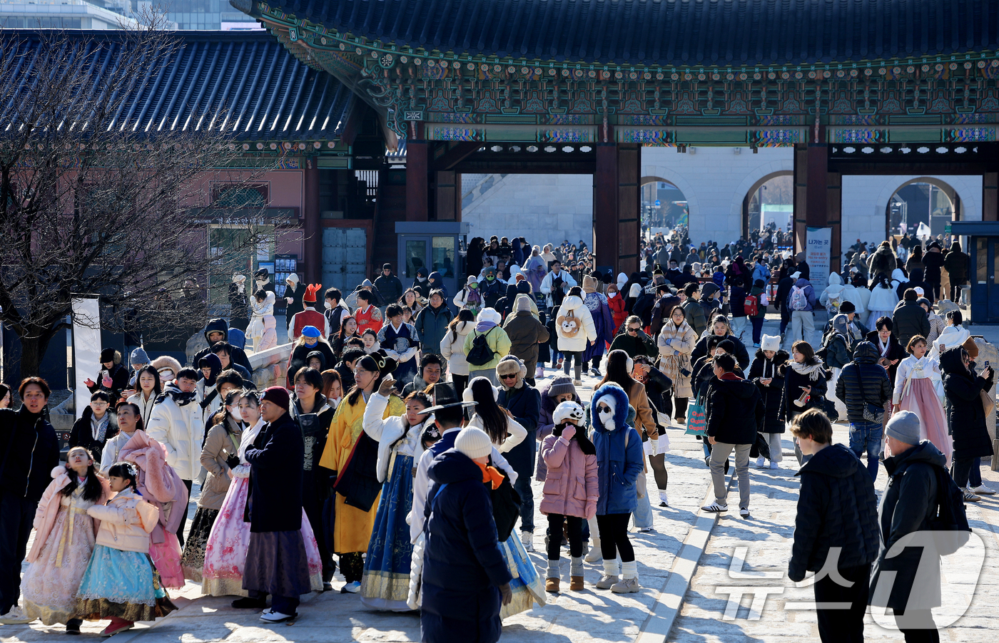 (서울=뉴스1) 이호윤 기자 = 병오년(丙午年) 새해 첫날인 1일 서울 종로구 경복궁을 찾은 외국인 관광객들이 기념촬영을 하고 있다. 2026.1.1/뉴스1