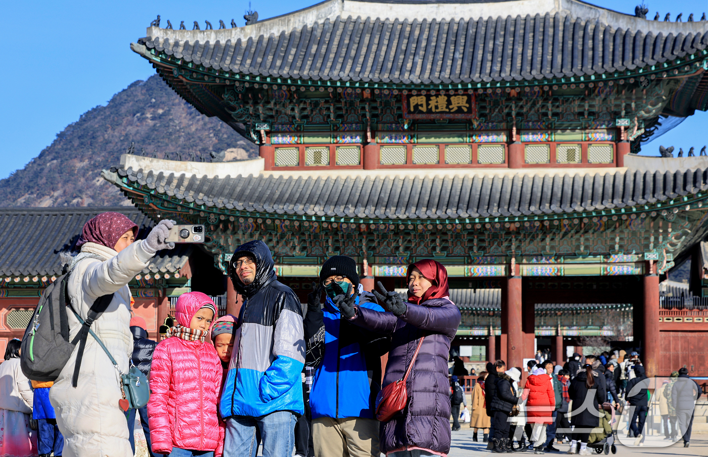 (서울=뉴스1) 이호윤 기자 = 병오년(丙午年) 새해 첫날인 1일 서울 종로구 경복궁을 찾은 외국인 관광객들이 기념촬영을 하고 있다. 2026.1.1/뉴스1