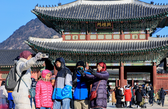 새해 첫날 경복궁 찾은 관광객들