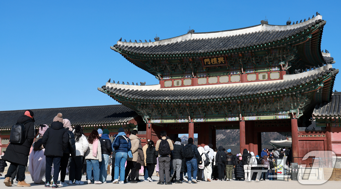 (서울=뉴스1) 이호윤 기자 = 병오년(丙午年) 새해 첫날인 1일 서울 종로구 경복궁을 찾은 외국인 관광객들과 시민들이 입장줄을 서고 있다. 2026.1.1/뉴스1