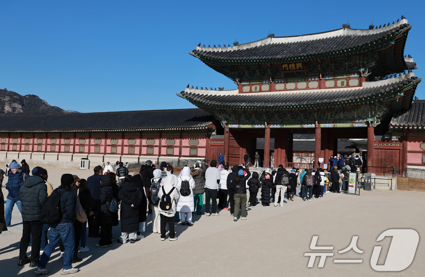 (서울=뉴스1) 이호윤 기자 = 병오년(丙午年) 새해 첫날인 1일 서울 종로구 경복궁을 찾은 외국인 관광객들과 시민들이 입장줄을 서고 있다. 2026.1.1/뉴스1