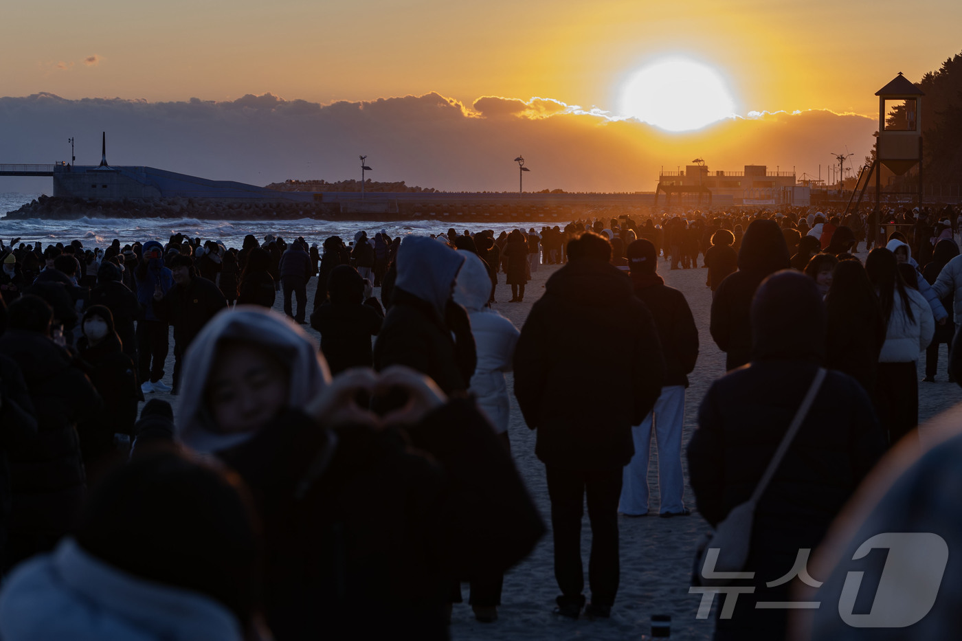 (삼척=뉴스1) 윤왕근 기자 = 2026년 병오년(丙午年) 새해 첫날인 1일 강원 삼척시 삼척해변에 모인 해맞이객들이 일출을 바라보고 있다.(삼척시 제공, 재판매 및 DB 금지) …