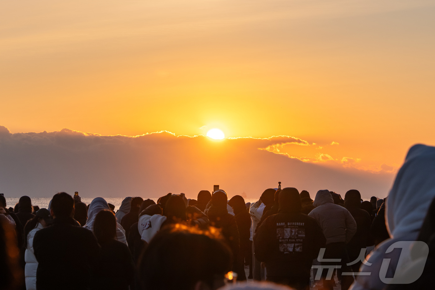 (강릉=뉴스1) 윤왕근 기자 = 2026년 병오년(丙午年) 새해 첫날인 1일 강원 강릉시 경포해변에 모인 해맞이객들이 스마트폰으로 올해 첫 해를 담고 있다.(강릉시 제공, 재판매 …
