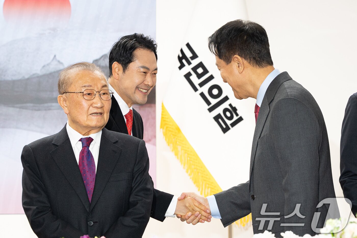 본문 이미지 - 장동혁 국민의힘 대표와 오세훈 서울시장이 1일 서울 여의도 당사에서 열린 2026 국민의힘 신년인사회에서 인사하고 있다. 2026.1.1 ⓒ 뉴스1 유승관 기자