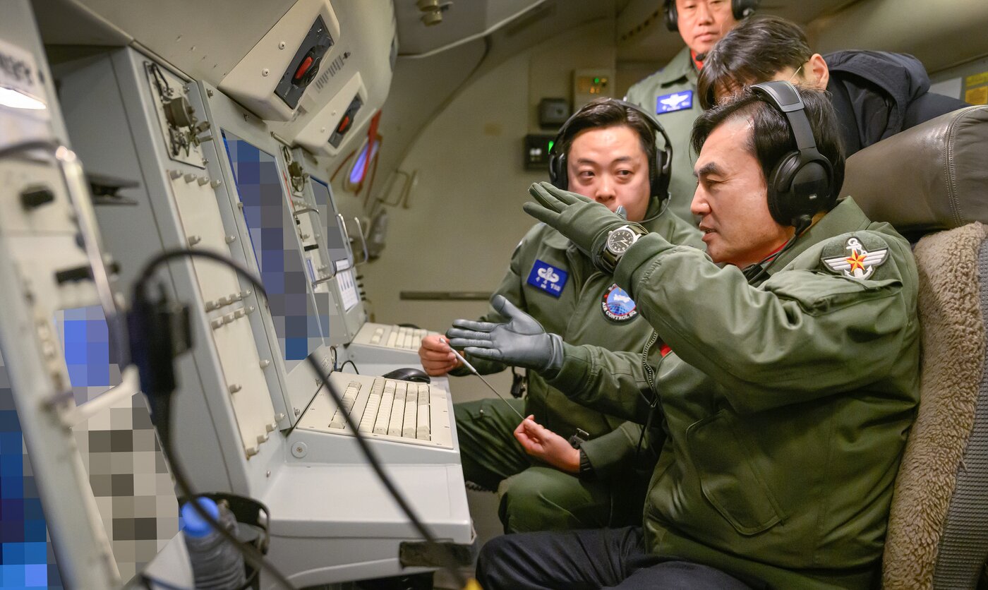 본문 이미지 - 1월 1일 오전, 안규백 국방부 장관이 '하늘의 지휘소' 공군 항공통제기(E-737)에 탑승해 군사대비태세를 점검하고 있다.(국방부 제공)