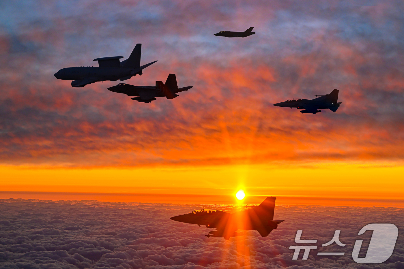 (서울=뉴스1) = 새해 첫 날인 1일 오전 안규백 국방부장관이 탑승한 '하늘의 지휘소' 공군 항공통제기(E-737 / 왼쪽 첫 번째)가 떠오르는 태양 아래 KF-21 등 국산 전 …