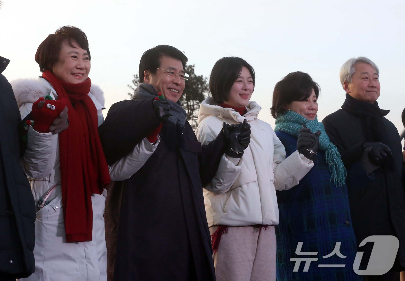 (서울=뉴스1) = 서강석 송파구청장이 1일 오전 올림픽공원 몽촌토성에서 열린 병오년 해맞이 행사에서 구민들과 인사를 나누고 있다 (송파구 제공. 재판매 및 DB 금지) 2026. …