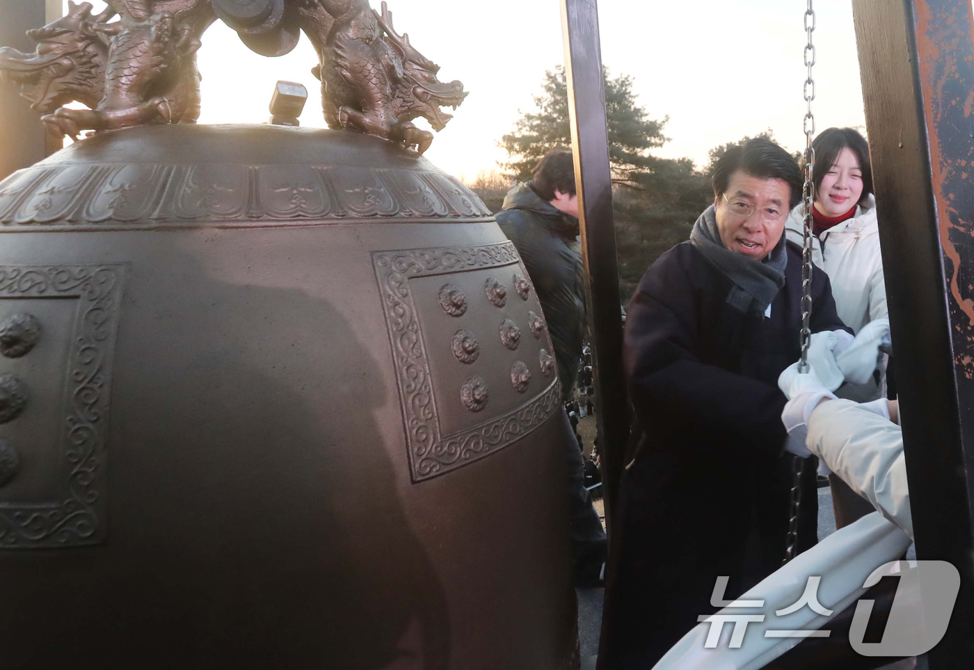 (서울=뉴스1) = 서강석 송파구청장이 1일 오전 올림픽공원 몽촌토성에서 열린 ‘희망의 종 타종식’ 병오년 해맞이 행사에서 구민의 염원을 담아 새해를 알리는 종을 치고 있다 . ( …