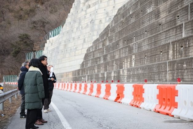 보은군 두평지구 지방도 2년 5개월만에 양방향 통행 재개