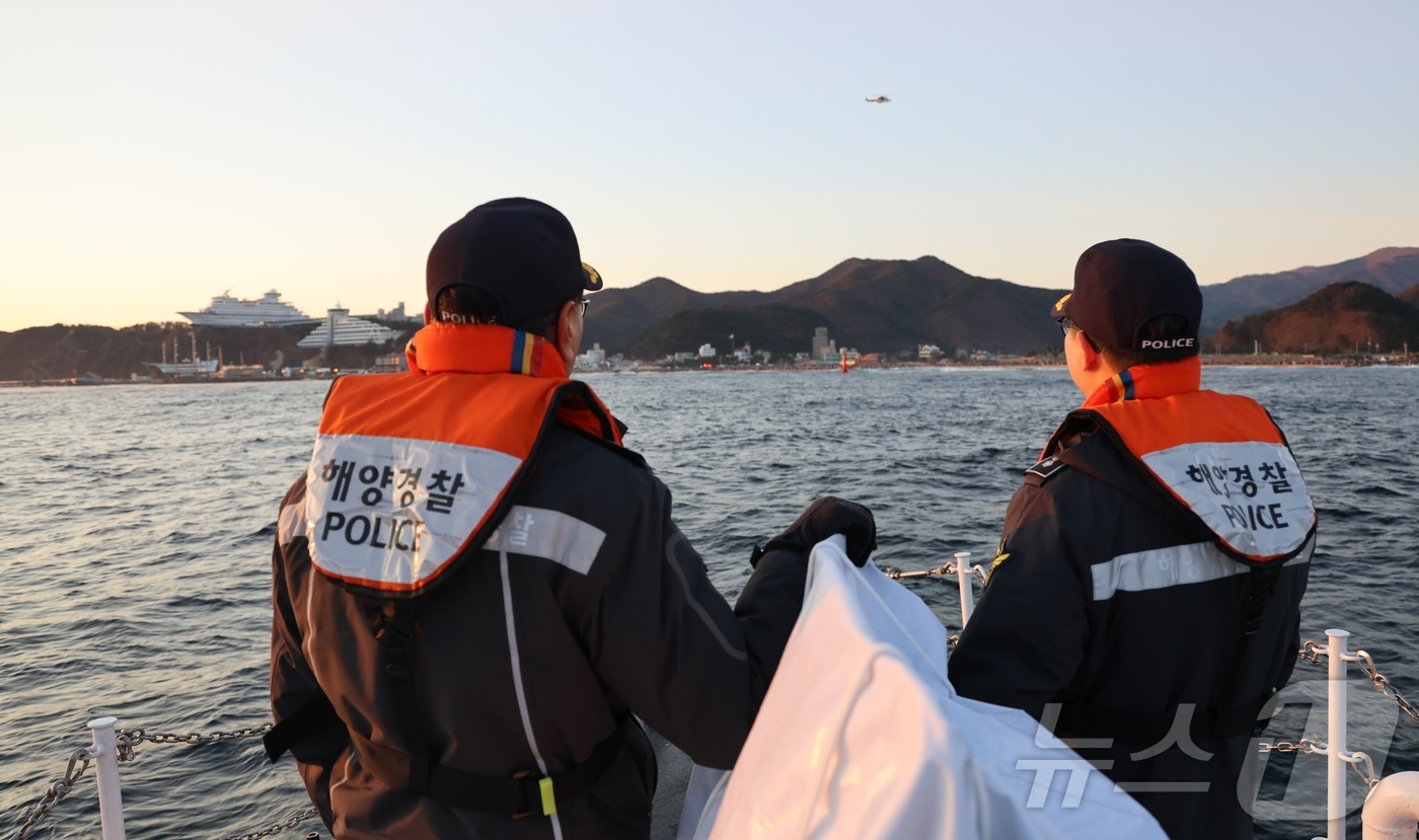 (강릉=뉴스1) 윤왕근 기자 = 2026년 병오년(丙午年) 새해 첫날인 1일 새벽 박홍식 강릉해양경찰서장이 경비함정에 승선해 강릉시 정동진 앞 해상에서 해맞이 인파 안전관리를 실시 …