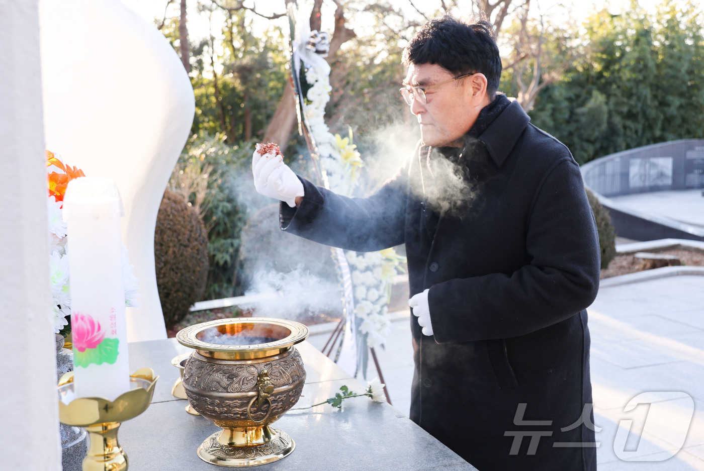 (삼척=뉴스1) 윤왕근 기자 = 2026년 병오년(丙午年) 새해 첫날인 1일 강원 삼척시 남양동 충혼탑에서 박상수 삼척시장과 간부공무원, 안보단체 관계자들이 순국선열과 호국영령의 …