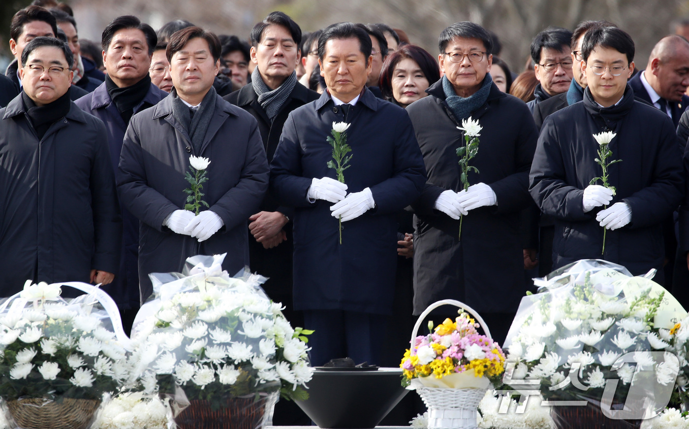 (김해=뉴스1) 윤일지 기자 = 정청래 더불어민주당 대표가 1일 오후 경남 김해 진영읍 봉하마을을 찾아 고 노무현 전 대통령 묘역을 참배하고 있다. 2026.1.1/뉴스1