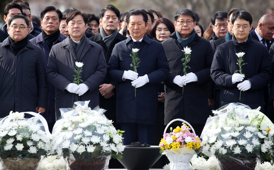 김해 봉하마을 찾은 정청래 대표