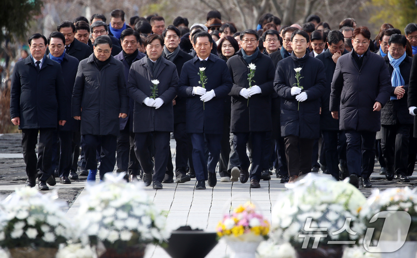 (김해=뉴스1) 윤일지 기자 = 정청래 더불어민주당 대표가 1일 오후 경남 김해 진영읍 봉하마을을 찾아 고 노무현 전 대통령 묘역을 참배하고 있다. 2026.1.1/뉴스1