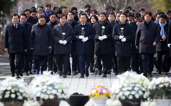 봉하마을 찾은 정청래