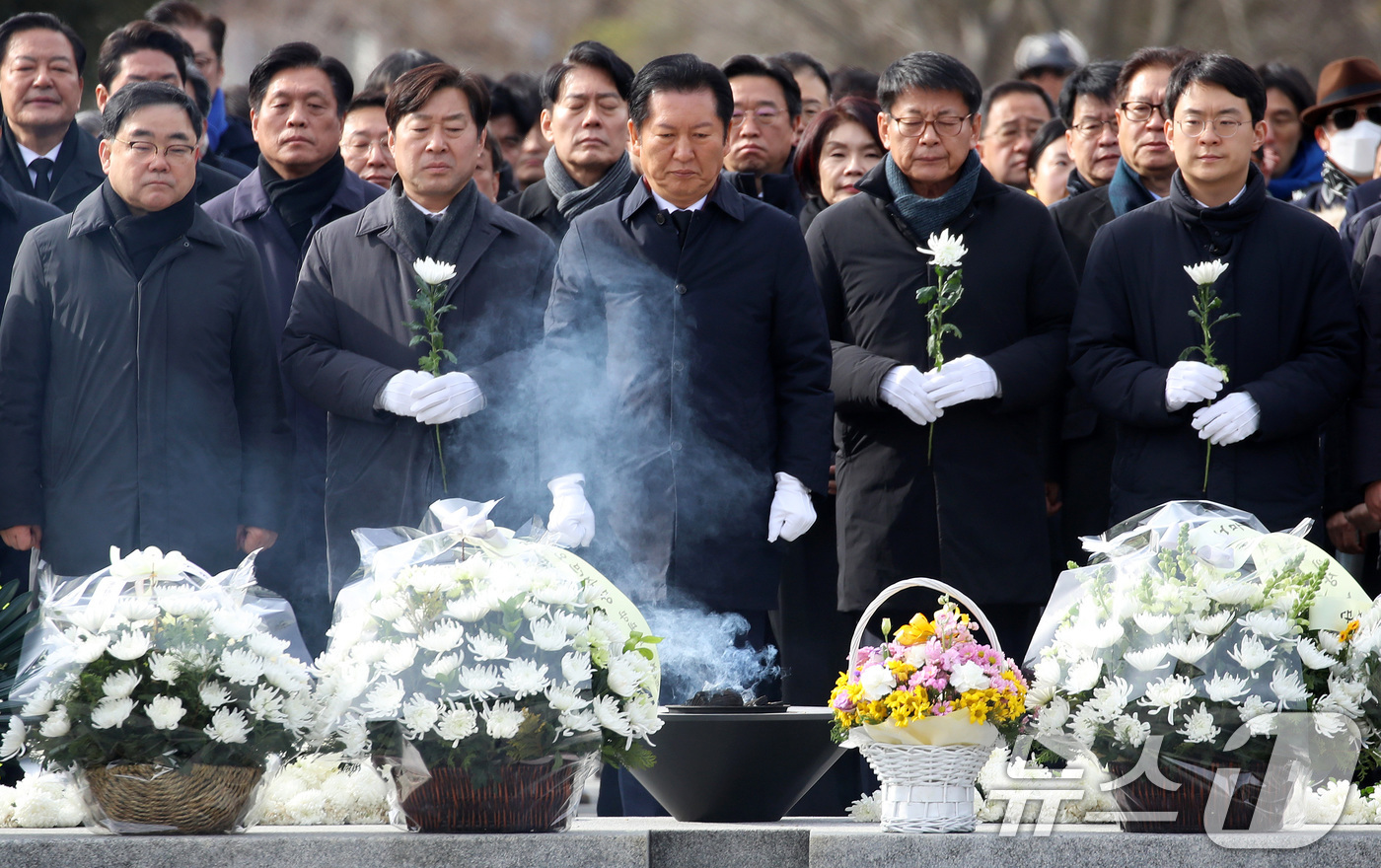 (김해=뉴스1) 윤일지 기자 = 정청래 더불어민주당 대표가 1일 오후 경남 김해 진영읍 봉하마을을 찾아 고 노무현 전 대통령 묘역을 참배하고 있다. 2026.1.1/뉴스1