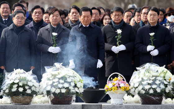 고 노무현 전 대통령 묘역 참배하는 정청래