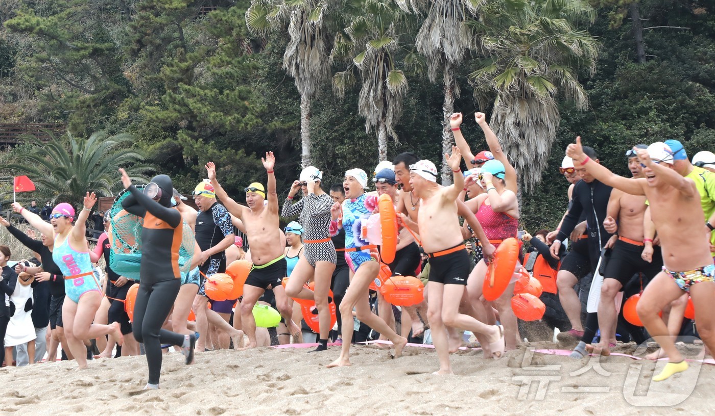 (제주=뉴스1) 강승남 기자 = 2026년 새해 첫날인 1일 오전 제주 서귀포시 중문색달해수욕장에서 열린 제27회 서귀포 겨울바다 국제펭귄수영대회에서 참가자들이 바다를 향해 달려가 …