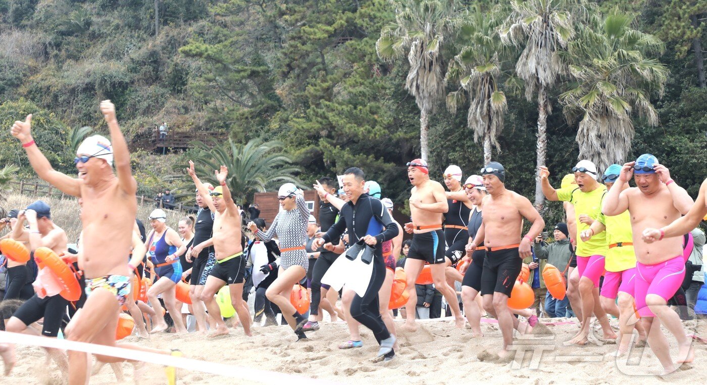 본문 이미지 - 2026년 새해 첫날인 1일 오전 제주 서귀포시 중문색달해수욕장에서 열린 제27회 서귀포 겨울바다 국제펭귄수영대회에서 참가자들이 바다를 향해 달려가고 있다. 2026.1.1/뉴스1 ⓒ News1 강승남 기자