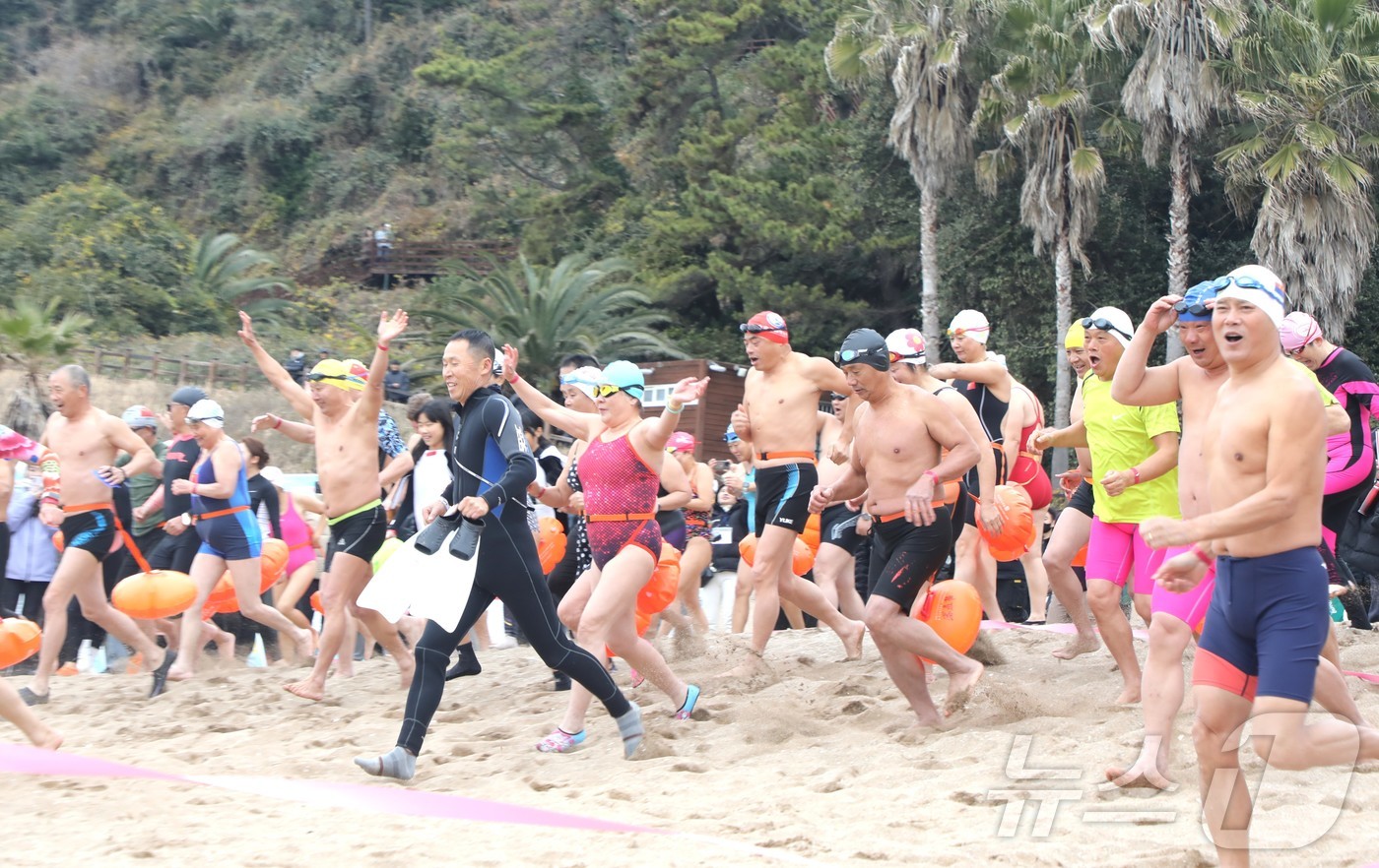 (제주=뉴스1) 강승남 기자 = 2026년 새해 첫날인 1일 오전 제주 서귀포시 중문색달해수욕장에서 열린 제27회 서귀포 겨울바다 국제펭귄수영대회에서 참가자들이 바다를 향해 달려가 …