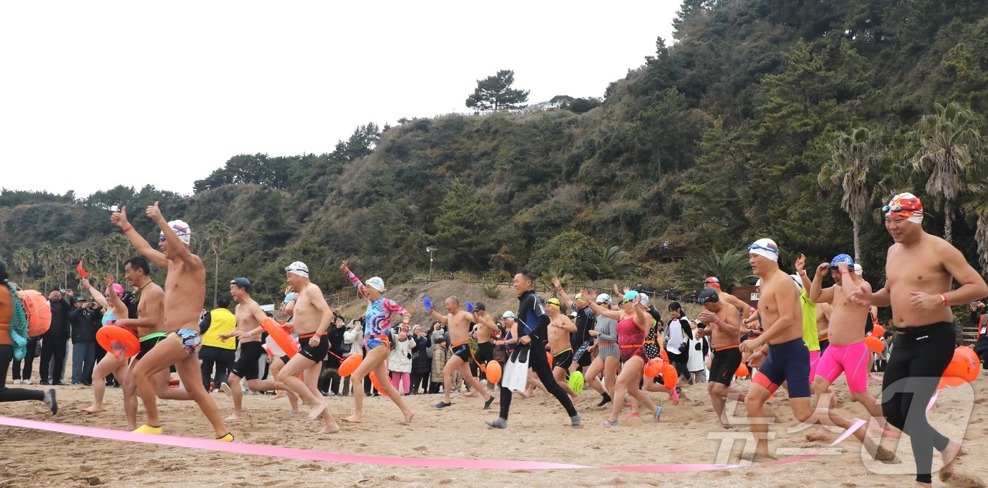 (제주=뉴스1) 강승남 기자 = 2026년 새해 첫날인 1일 오전 제주 서귀포시 중문색달해수욕장에서 열린 제27회 서귀포 겨울바다 국제펭귄수영대회에서 참가자들이 바다를 향해 달려가 …