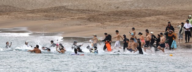 서귀포 겨울바다에 \'풍덩\'