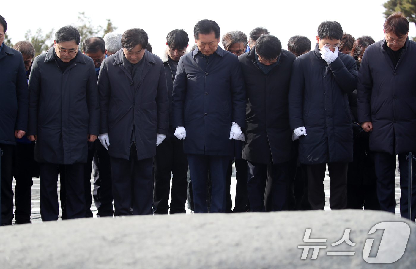 (김해=뉴스1) 윤일지 기자 = 정청래 더불어민주당 대표가 1일 오후 경남 김해 진영읍 봉하마을을 찾아 고 노무현 전 대통령 묘역을 참배하고 있다. 2026.1.1/뉴스1