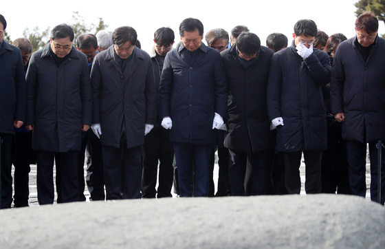 너럭바위 앞 정청래 대표