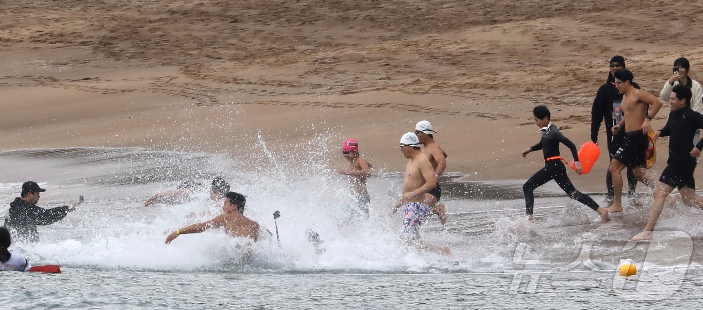 (제주=뉴스1) 강승남 기자 = 2026년 새해 첫날인 1일 오전 제주 서귀포시 중문색달해수욕장에서 열린 제27회 서귀포 겨울바다 국제펭귄수영대회에서 참가자들이 바다를 향해 달려가 …