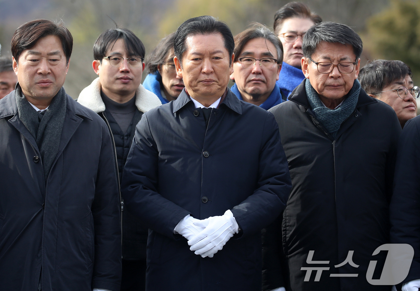 (김해=뉴스1) 윤일지 기자 = 정청래 더불어민주당 대표가 1일 오후 경남 김해 진영읍 봉하마을을 찾아 고 노무현 전 대통령 묘역을 참배하고 있다. 2026.1.1/뉴스1