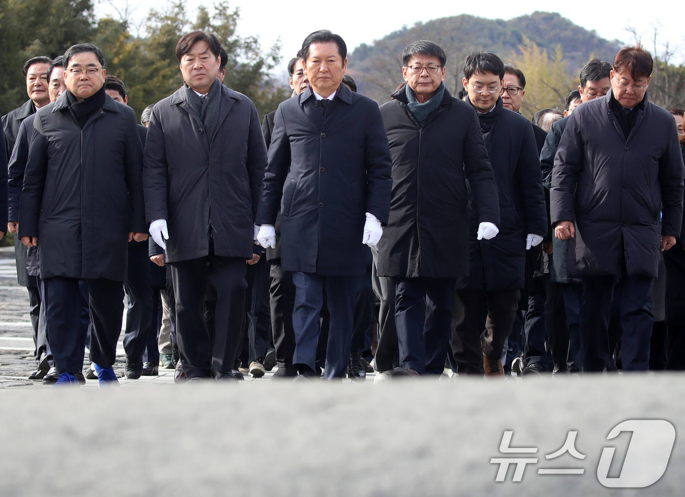 (김해=뉴스1) 윤일지 기자 = 정청래 더불어민주당 대표가 1일 오후 경남 김해 진영읍 봉하마을을 찾아 고 노무현 전 대통령 묘역을 참배하고 있다. 2026.1.1/뉴스1