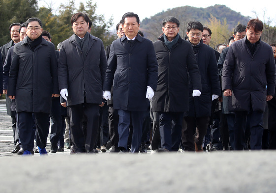 너럭바위 앞 정청래 대표