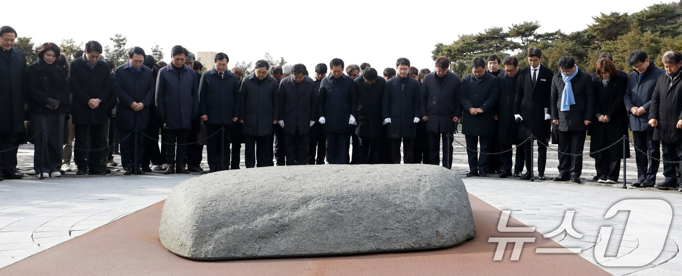 (김해=뉴스1) 윤일지 기자 = 정청래 더불어민주당 대표가 1일 오후 경남 김해 진영읍 봉하마을을 찾아 고 노무현 전 대통령 묘역을 참배하고 있다. 2026.1.1/뉴스1