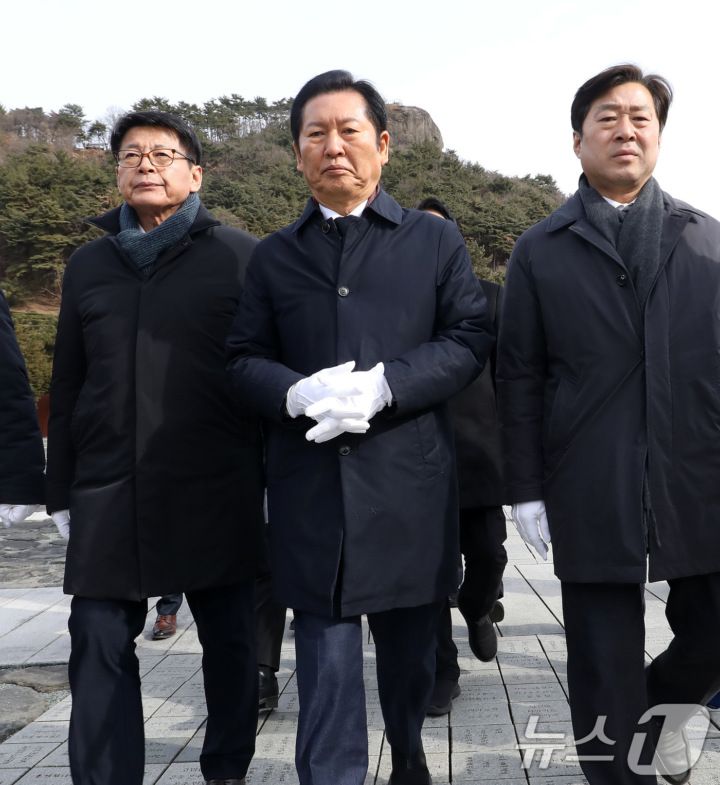 (김해=뉴스1) 윤일지 기자 = 정청래 더불어민주당 대표가 1일 오후 경남 김해 진영읍 봉하마을을 찾아 고 노무현 전 대통령 묘역을 참배한 후 이동하고 있다. 2026.1.1/뉴스 …