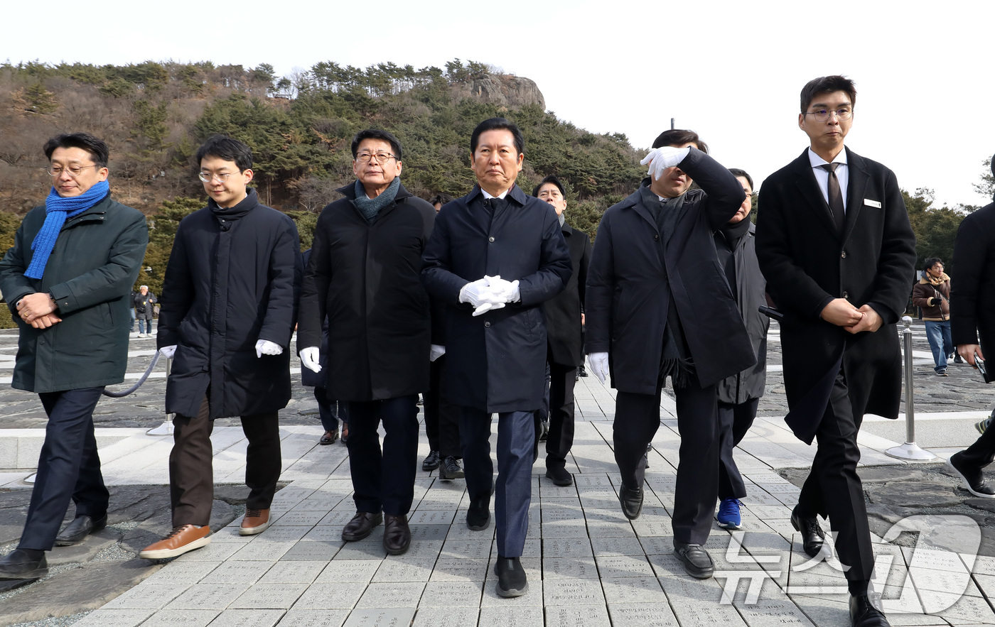 (김해=뉴스1) 윤일지 기자 = 정청래 더불어민주당 대표가 1일 오후 경남 김해 진영읍 봉하마을을 찾아 고 노무현 전 대통령 묘역을 참배한 후 이동하고 있다. 2026.1.1/뉴스 …