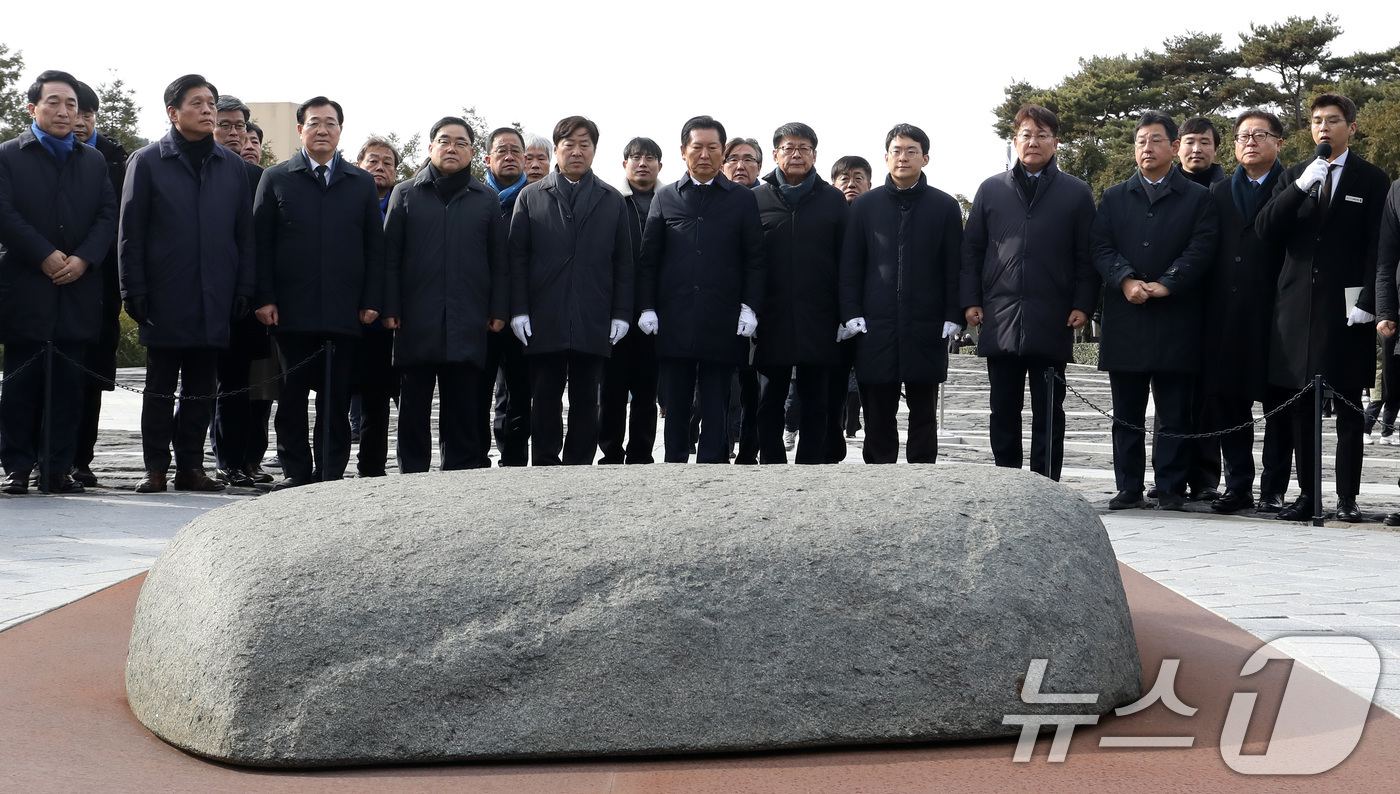 (김해=뉴스1) 윤일지 기자 = 정청래 더불어민주당 대표가 1일 오후 경남 김해 진영읍 봉하마을을 찾아 고 노무현 전 대통령 묘역을 참배하고 있다. 2026.1.1/뉴스1