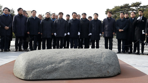 고 노무현 전 대통령 묘역 참배하는 정청래