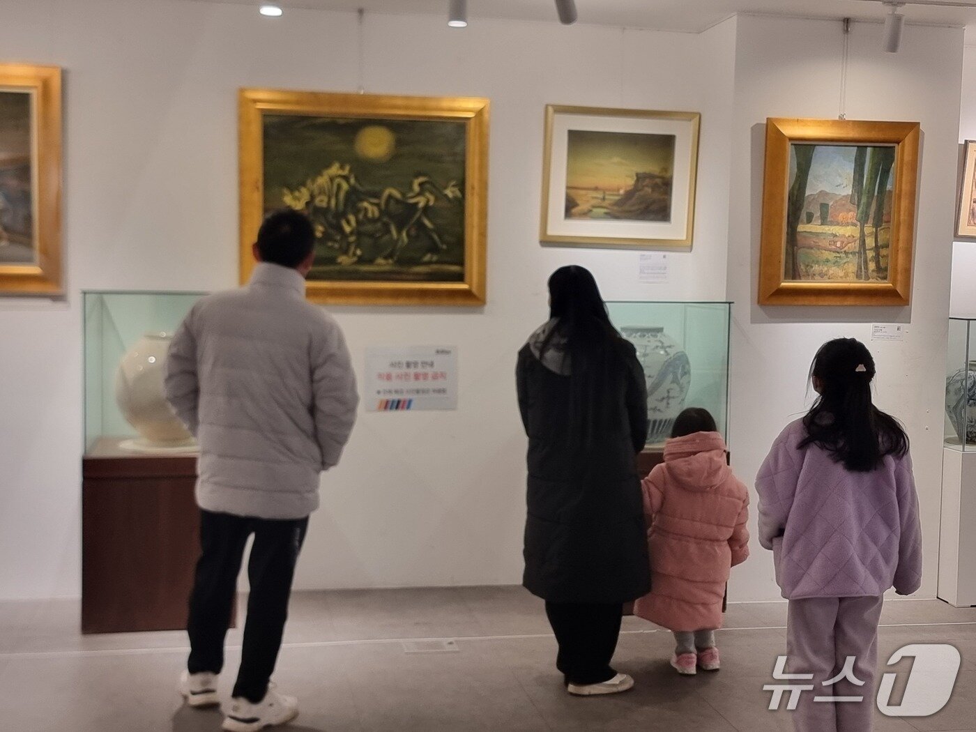 본문 이미지 - "이중섭 황소 보러 가자"…부산 해성아트베이, 3대가 함께한 '미술관 나들이' 2026.1.1/뉴스1 ⓒ News1 임순택 기자