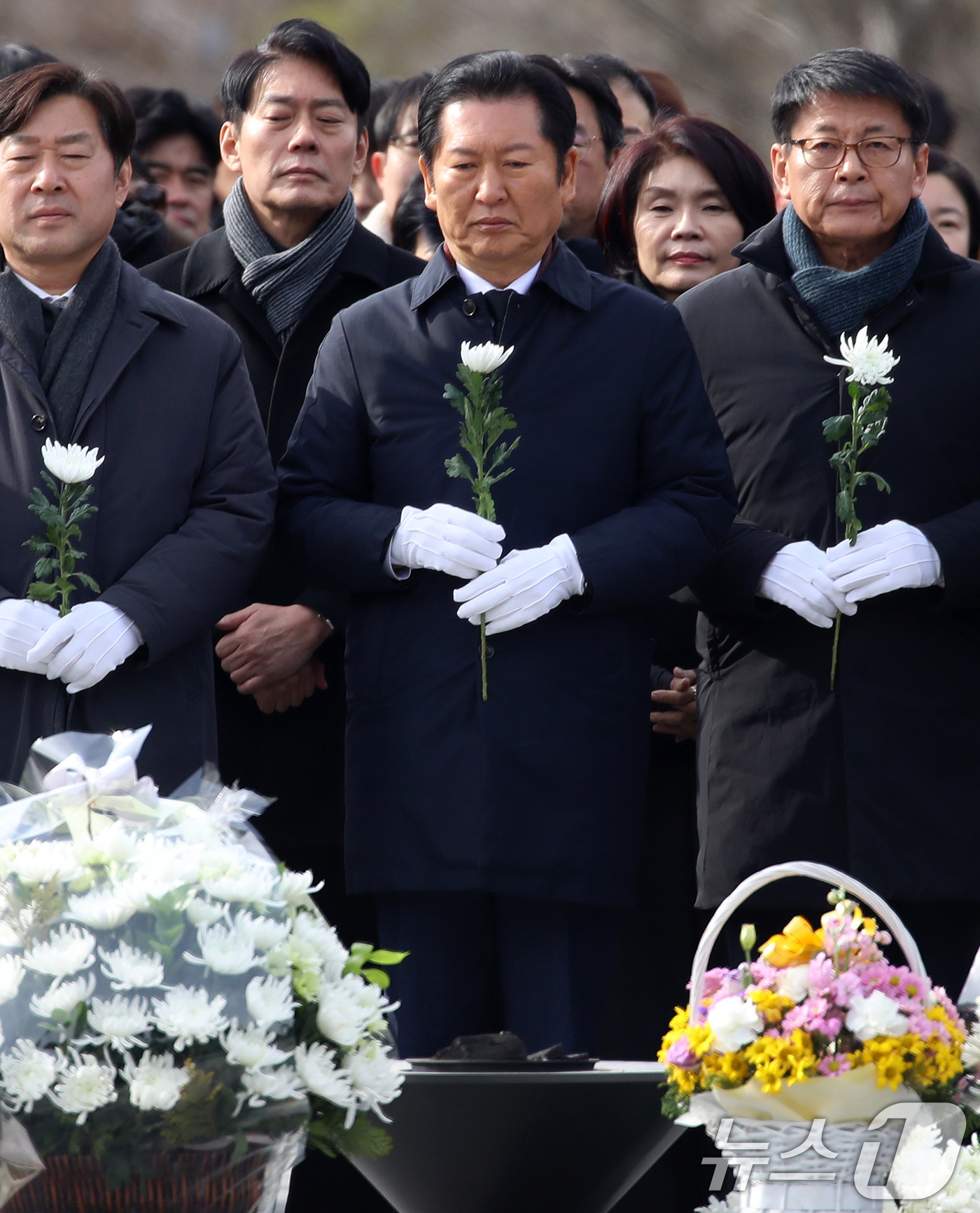 (김해=뉴스1) 윤일지 기자 = 정청래 더불어민주당 대표가 1일 오후 경남 김해 진영읍 봉하마을을 찾아 고 노무현 전 대통령 묘역을 참배하고 있다. 2026.1.1/뉴스1