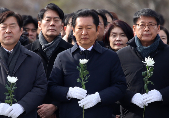 고 노무현 전 대통령 묘역 참배하는 정청래