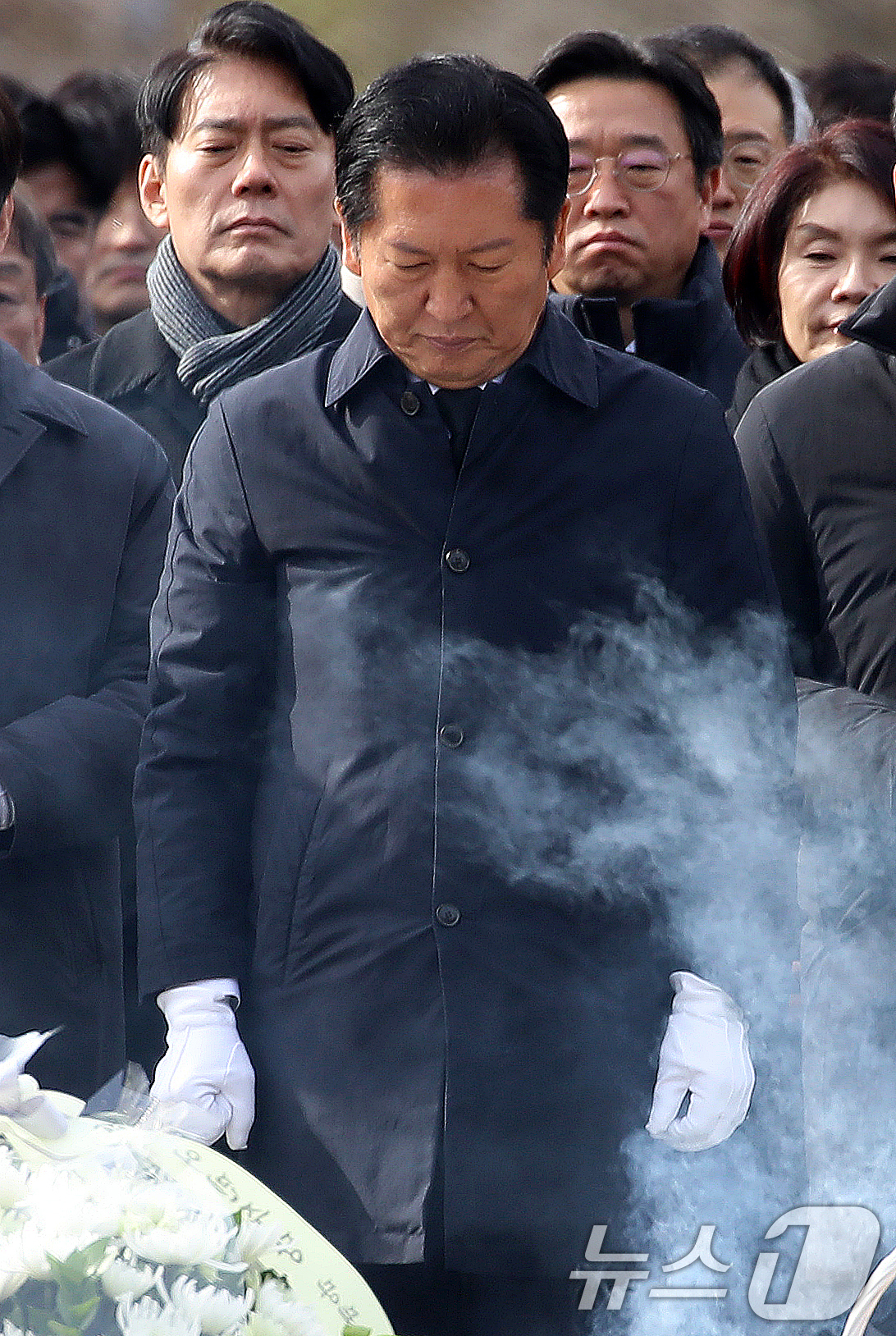 (김해=뉴스1) 윤일지 기자 = 정청래 더불어민주당 대표가 1일 오후 경남 김해 진영읍 봉하마을을 찾아 고 노무현 전 대통령 묘역을 참배하고 있다. 2026.1.1/뉴스1