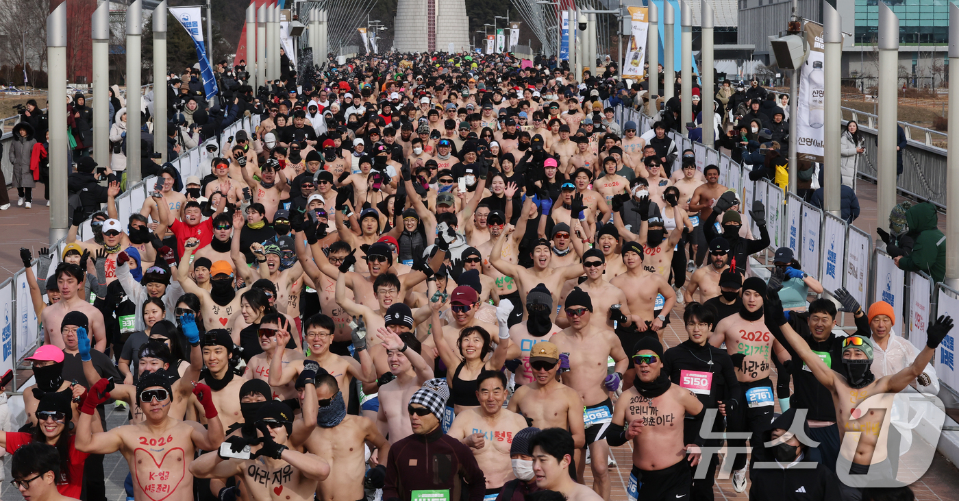 (대전=뉴스1) 김기태 기자 = 1일 대전 엑스포과학공원 일원에서 열린 2026 선양 맨몸마라톤에서 참가자들이 힘차게 달리고 있다.올해 10년째를 맞은 이번 대회는 ‘새해 시작’을 …