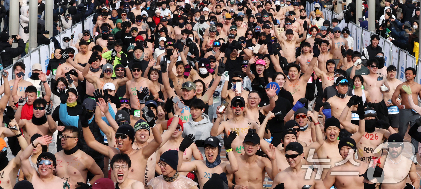(대전=뉴스1) 김기태 기자 = 1일 대전 엑스포과학공원 일원에서 열린 2026 선양 맨몸마라톤에서 참가자들이 힘차게 달리고 있다.올해 10년째를 맞은 이번 대회는 새해 시작을 상 …
