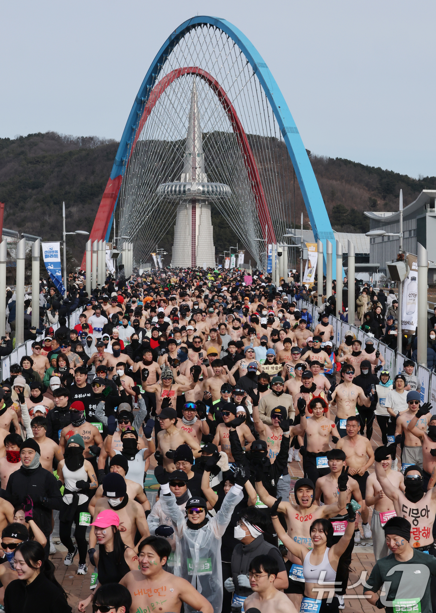 (대전=뉴스1) 김기태 기자 = 1일 대전 엑스포과학공원 일원에서 열린 2026 선양 맨몸마라톤에서 참가자들이 힘차게 달리고 있다.올해 10년째를 맞은 이번 대회는 ‘새해 시작’을 …