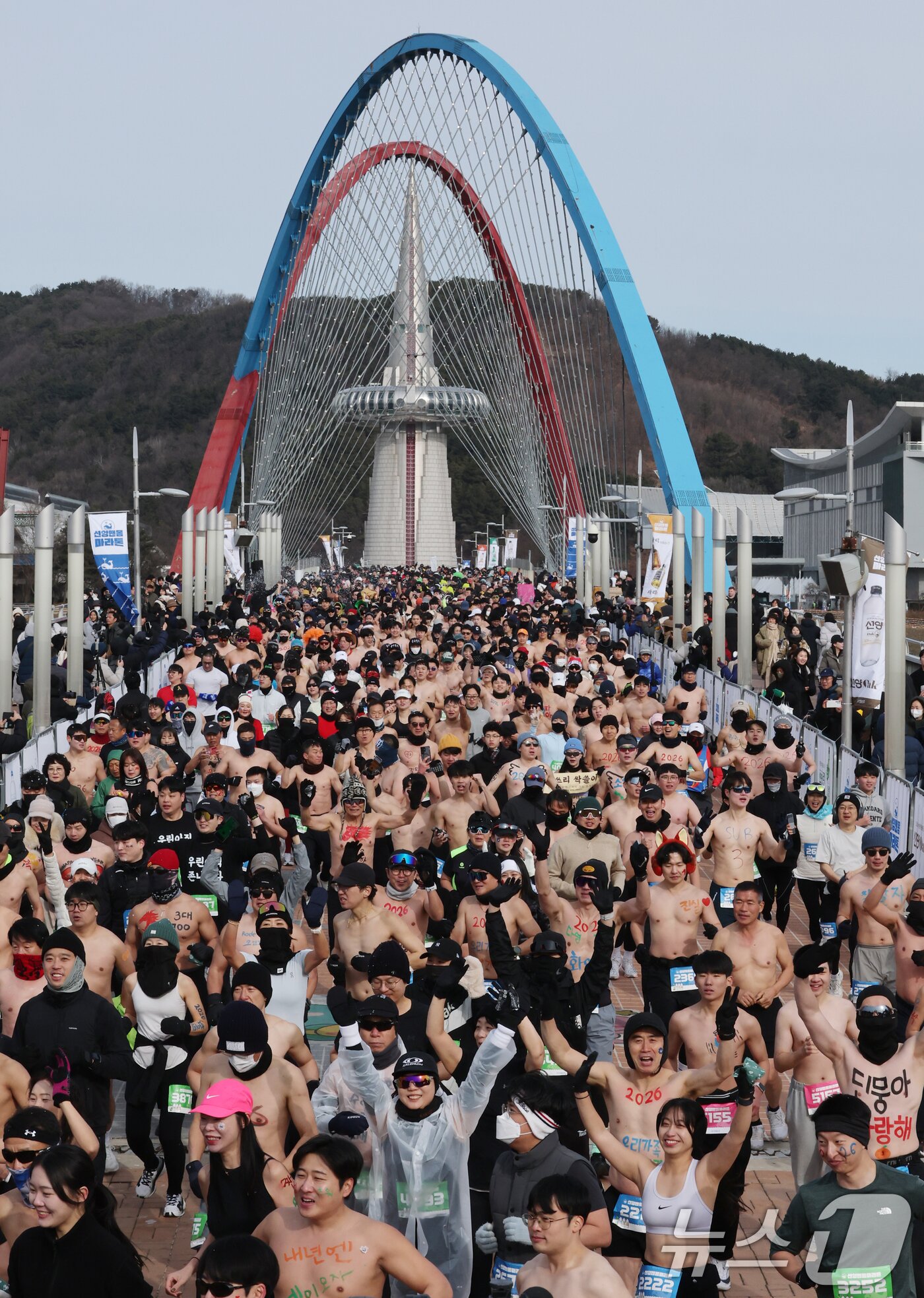 본문 이미지 - 1일 대전 엑스포과학공원 일원에서 열린 2026 선양 맨몸마라톤에서 참가자들이 힘차게 달리고 있다. 2026.1.1/뉴스1 ⓒ News1 김기태 기자