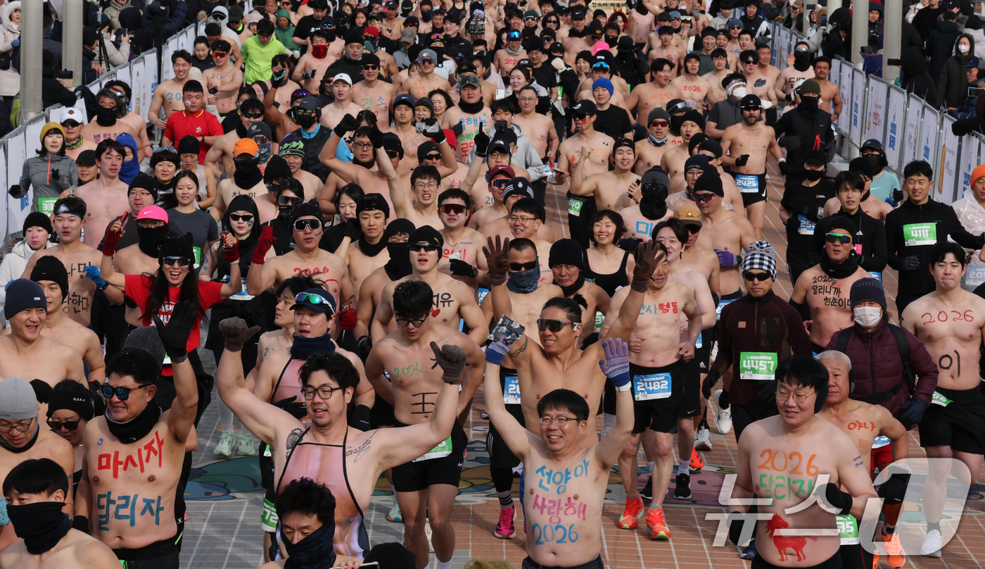 (대전=뉴스1) 김기태 기자 = 1일 대전 엑스포과학공원 일원에서 열린 2026 선양 맨몸마라톤에서 참가자들이 힘차게 달리고 있다.올해 10년째를 맞은 이번 대회는 ‘새해 시작’을 …