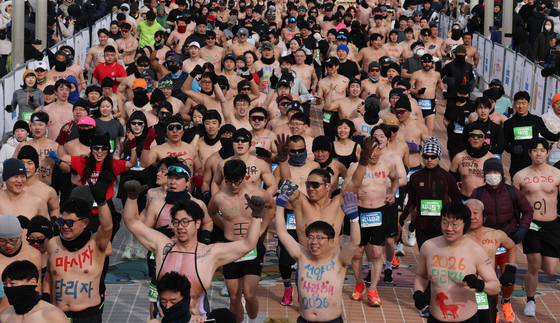 [뉴스1 PICK]병오년 새해 첫날... 강추위에도 '알몸으로 뛰어!'