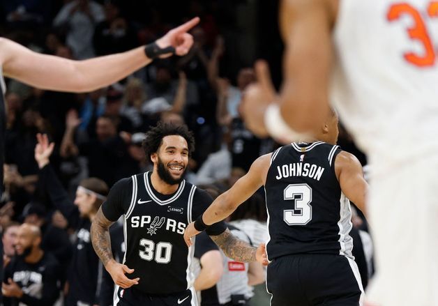 샌안토니오, 뉴욕 잡고 NBA컵 결승 패배 설욕…부상 우려 웸반야마 십년감수