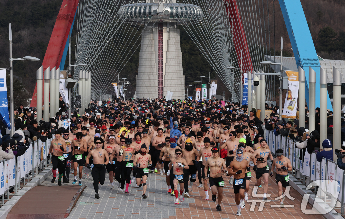 (대전=뉴스1) 김기태 기자 = 1일 대전 엑스포과학공원 일원에서 열린 2026 선양 맨몸마라톤에서 참가자들이 힘차게 달리고 있다.올해 10년째를 맞은 이번 대회는 ‘새해 시작’을 …